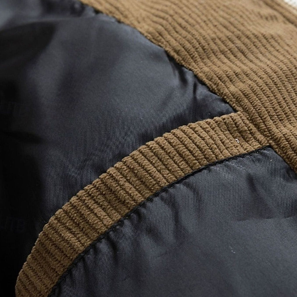 Hombre luciendo chaqueta acolchada con capucha en look casual de invierno