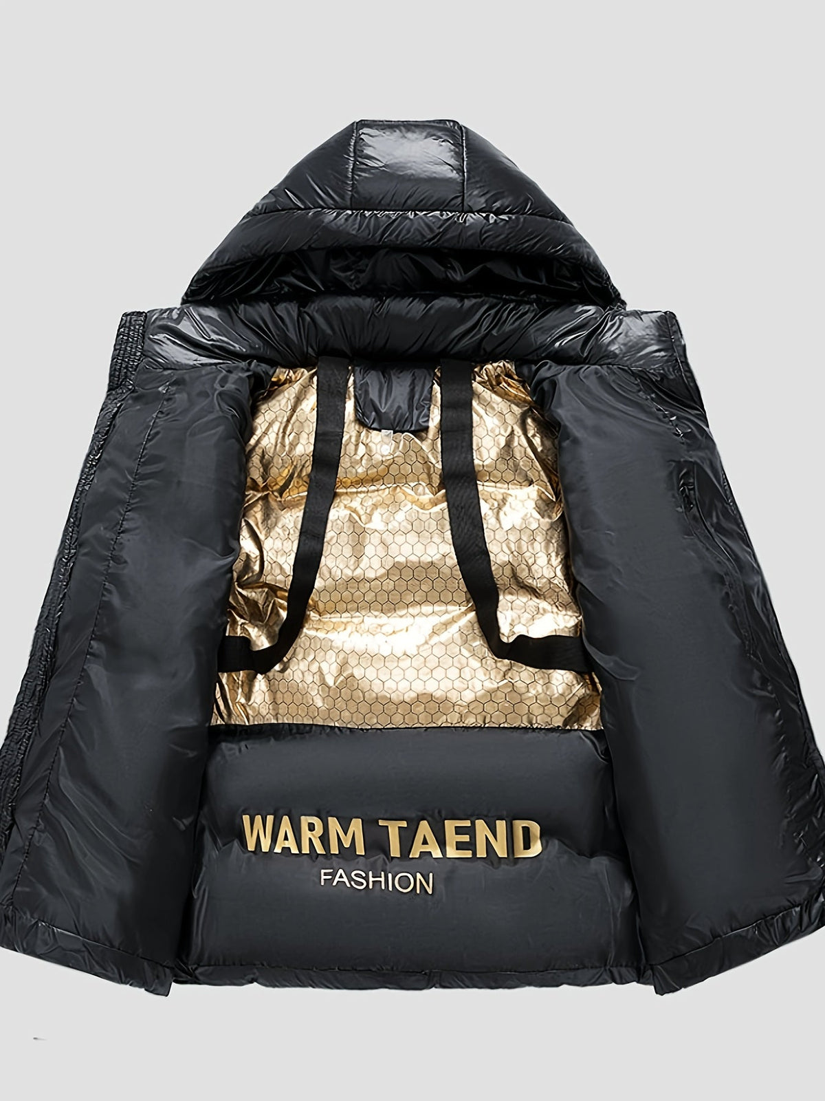 Hombre con abrigo puffer KALVIK negro y capucha ajustable en ambiente invernal