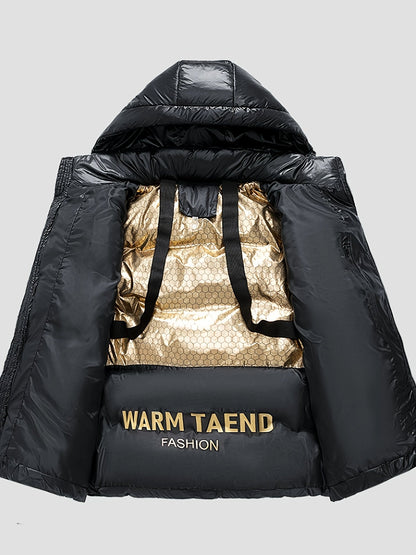 Hombre con abrigo puffer KALVIK negro y capucha ajustable en ambiente invernal