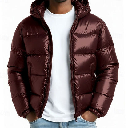 Detalle de la capucha ajustable de la chaqueta acolchada KENAI
