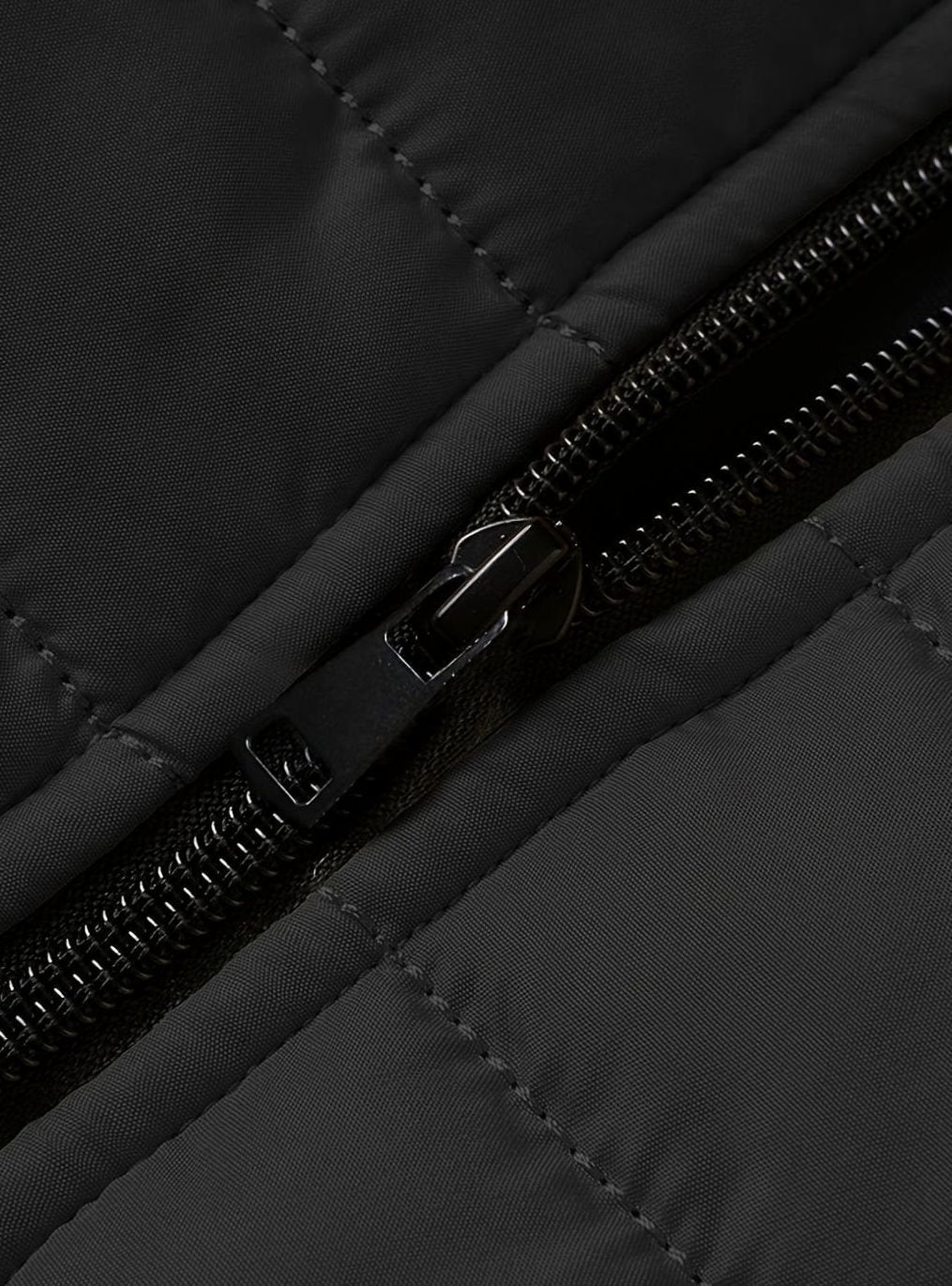 Detalle de las costuras acolchadas de la chaqueta KESTON