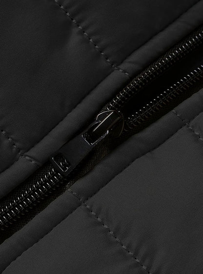 Detalle de las costuras acolchadas de la chaqueta KESTON