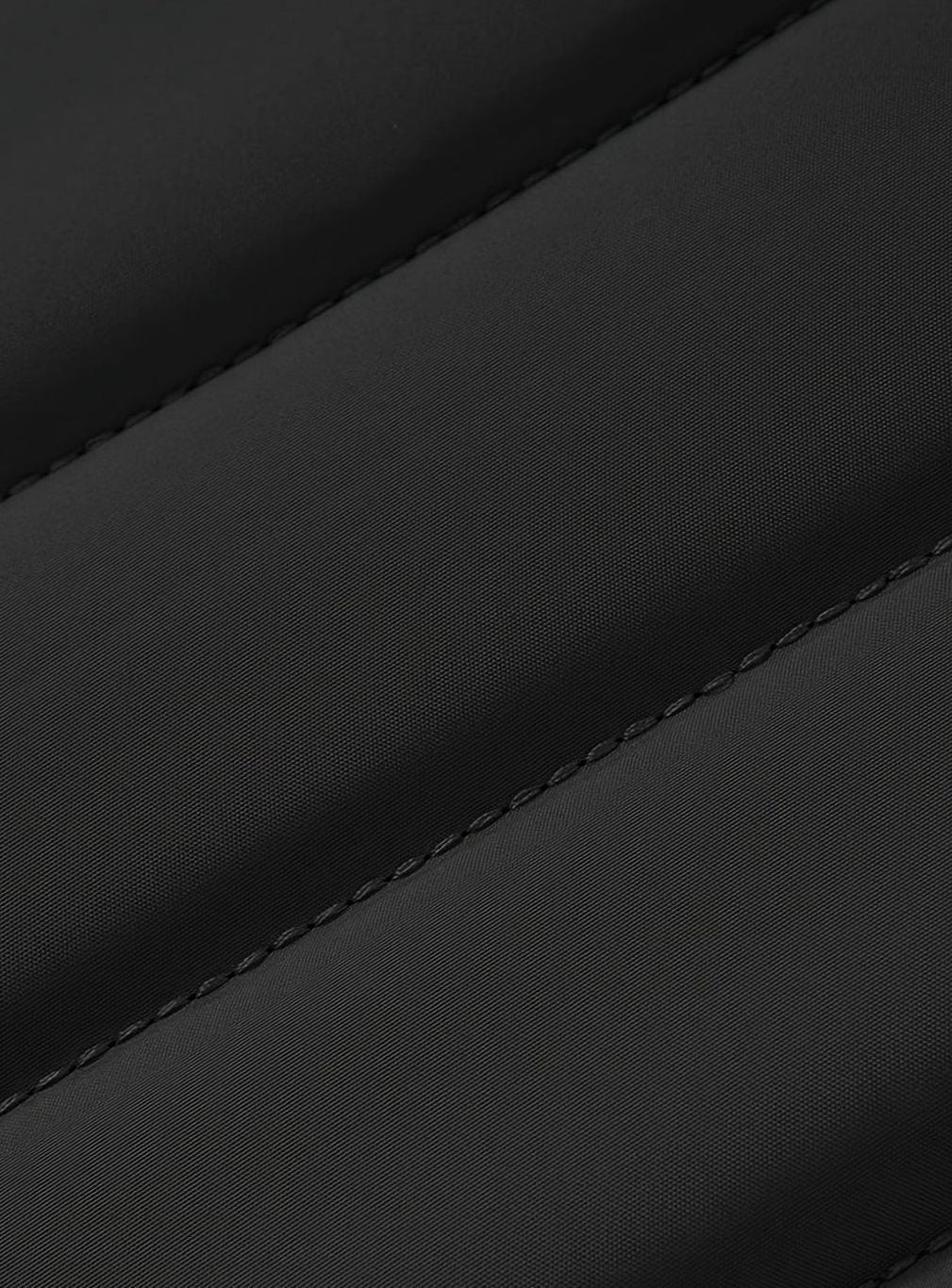 Detalle de mangas de la chaqueta acolchada KESTON