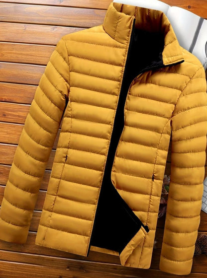 Vista frontal de la chaqueta acolchada KESTON con bolsillos laterales
