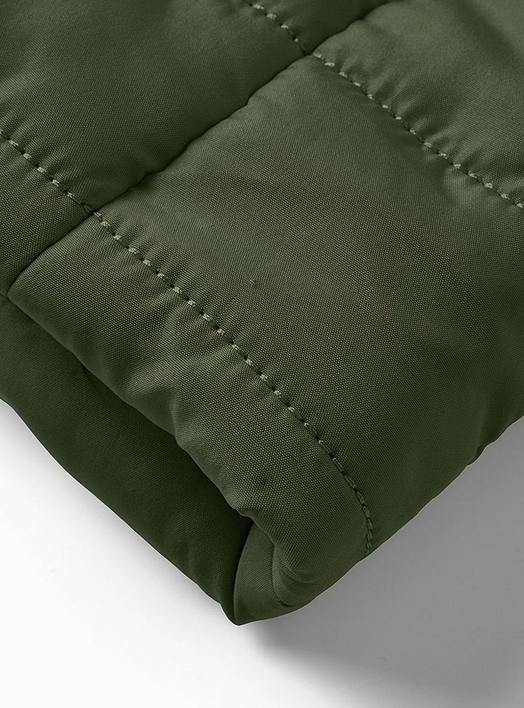 Chaqueta KESTON doblada mostrando su diseño compacto
