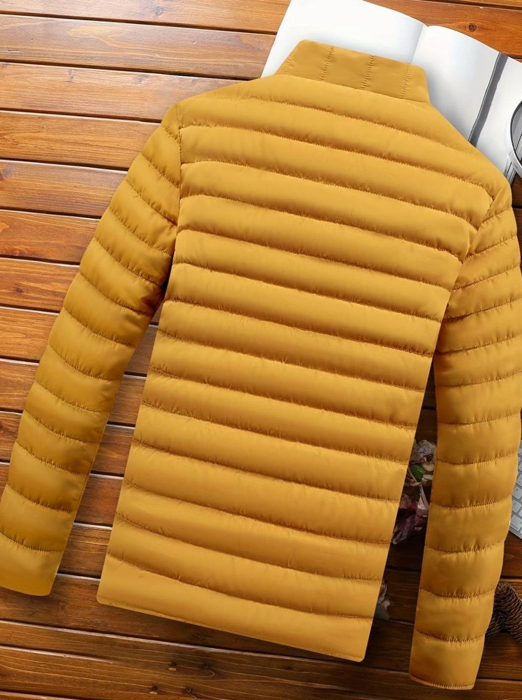 Detalle del acolchado horizontal en la chaqueta KESTON