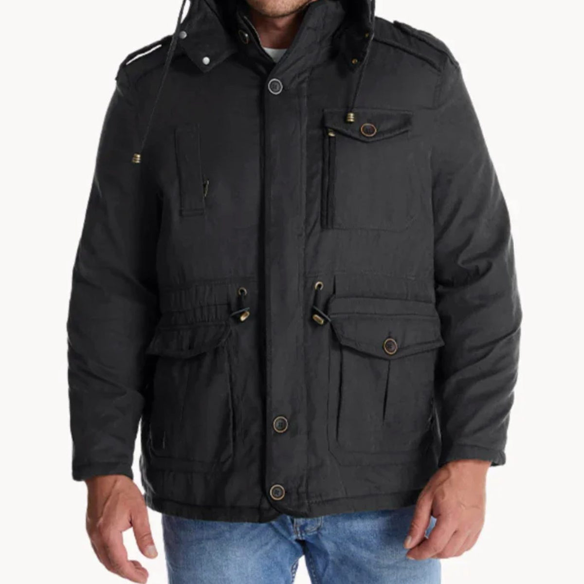 Detalle de los bolsillos con solapa y cremallera de la parka de invierno KESTRION