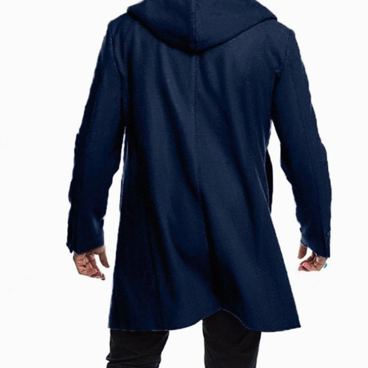 Hombre con abrigo largo con capucha combinado con traje elegante