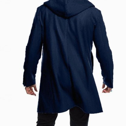 Hombre con abrigo largo con capucha combinado con traje elegante