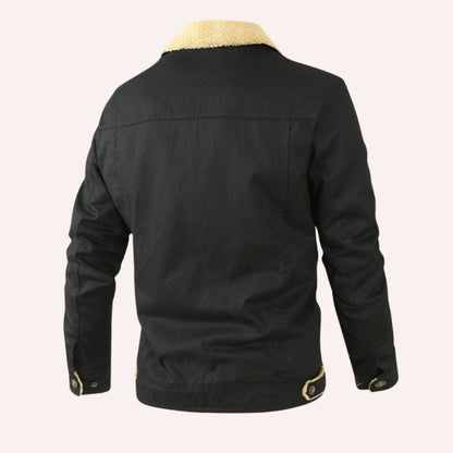 Vista frontal completa de la chaqueta de invierno hombre con bolsillos de pecho