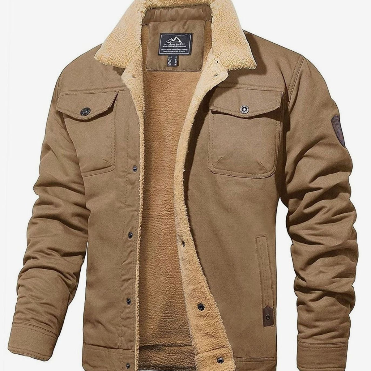 Modelo luciendo la chaqueta de invierno combinada con jeans