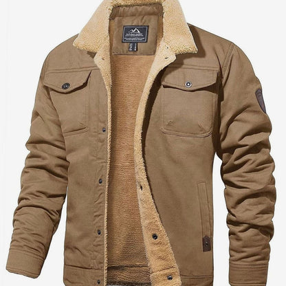 Modelo luciendo la chaqueta de invierno combinada con jeans