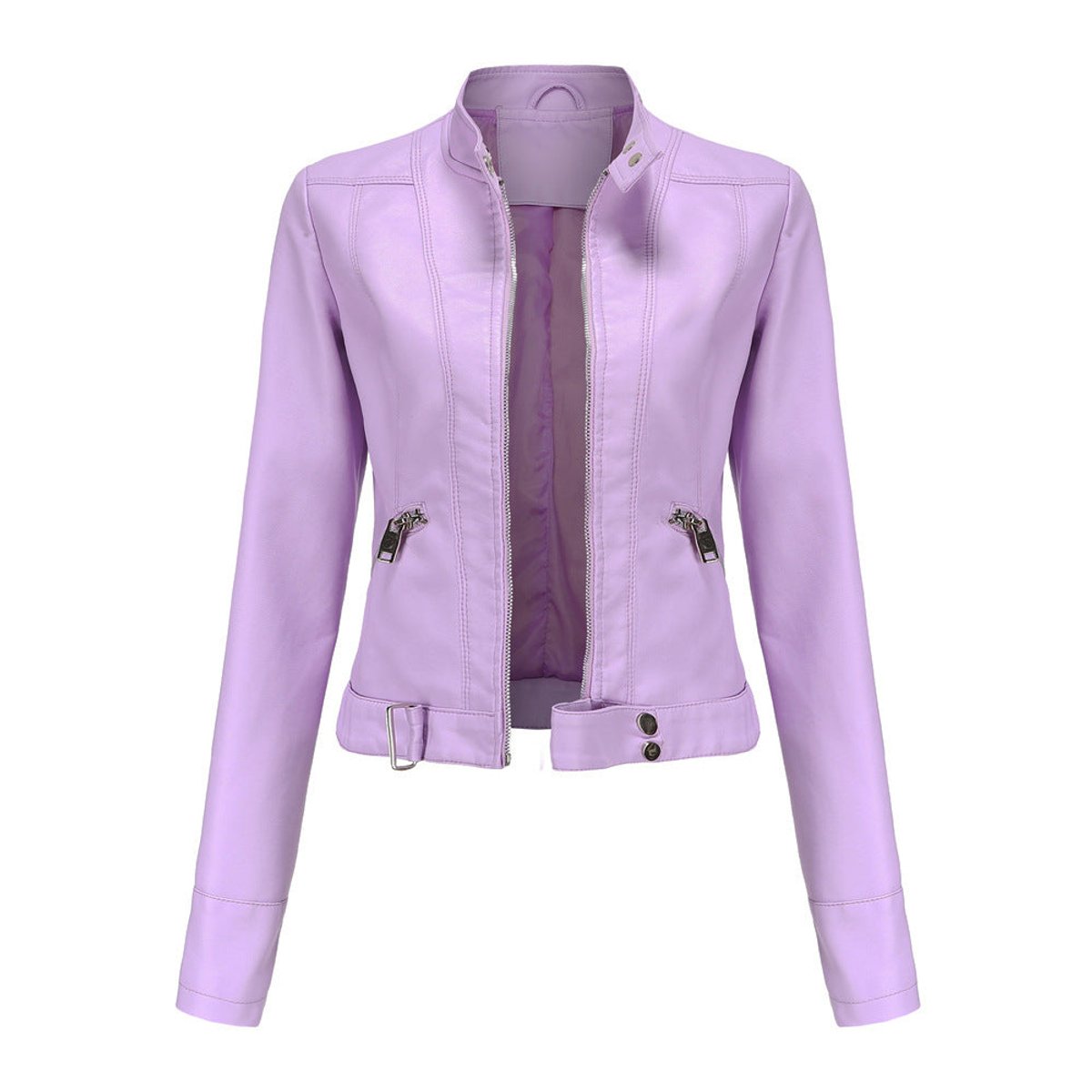 Modelo luciendo la chaqueta cropped en look casual