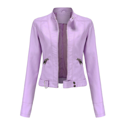 Modelo luciendo la chaqueta cropped en look casual