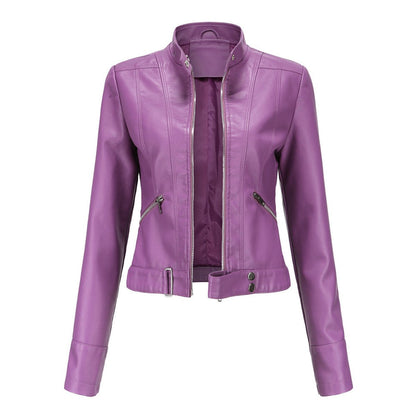 Chaqueta moto corta mujer en ambiente urbano