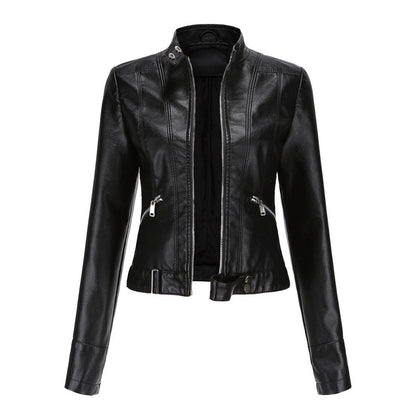 Vista trasera de la chaqueta cropped estilo motera