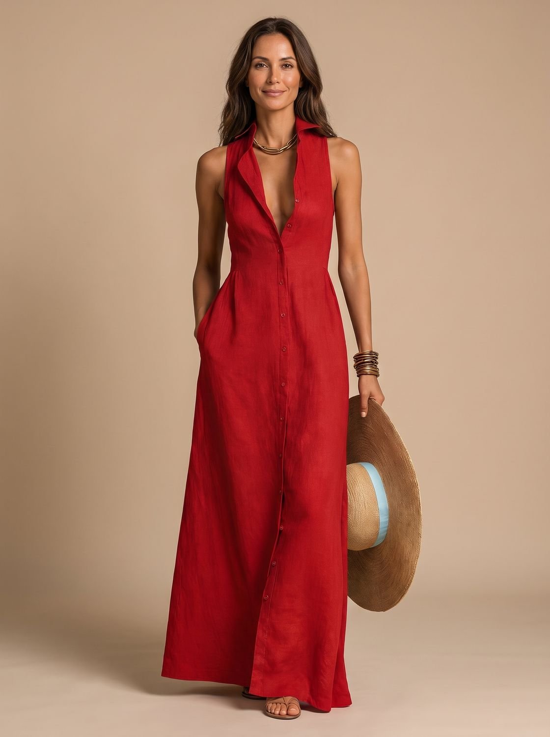 Mujer con vestido largo boho de lino sin mangas en la playa