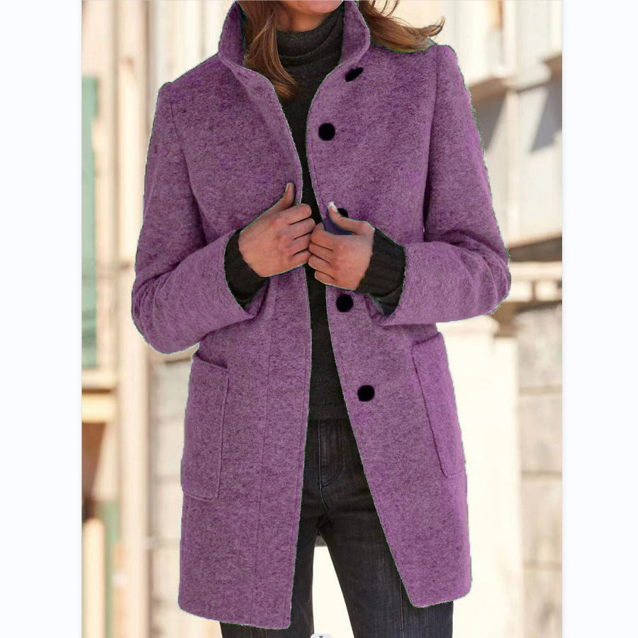 Mujer luciendo abrigo de lana elegante para invierno