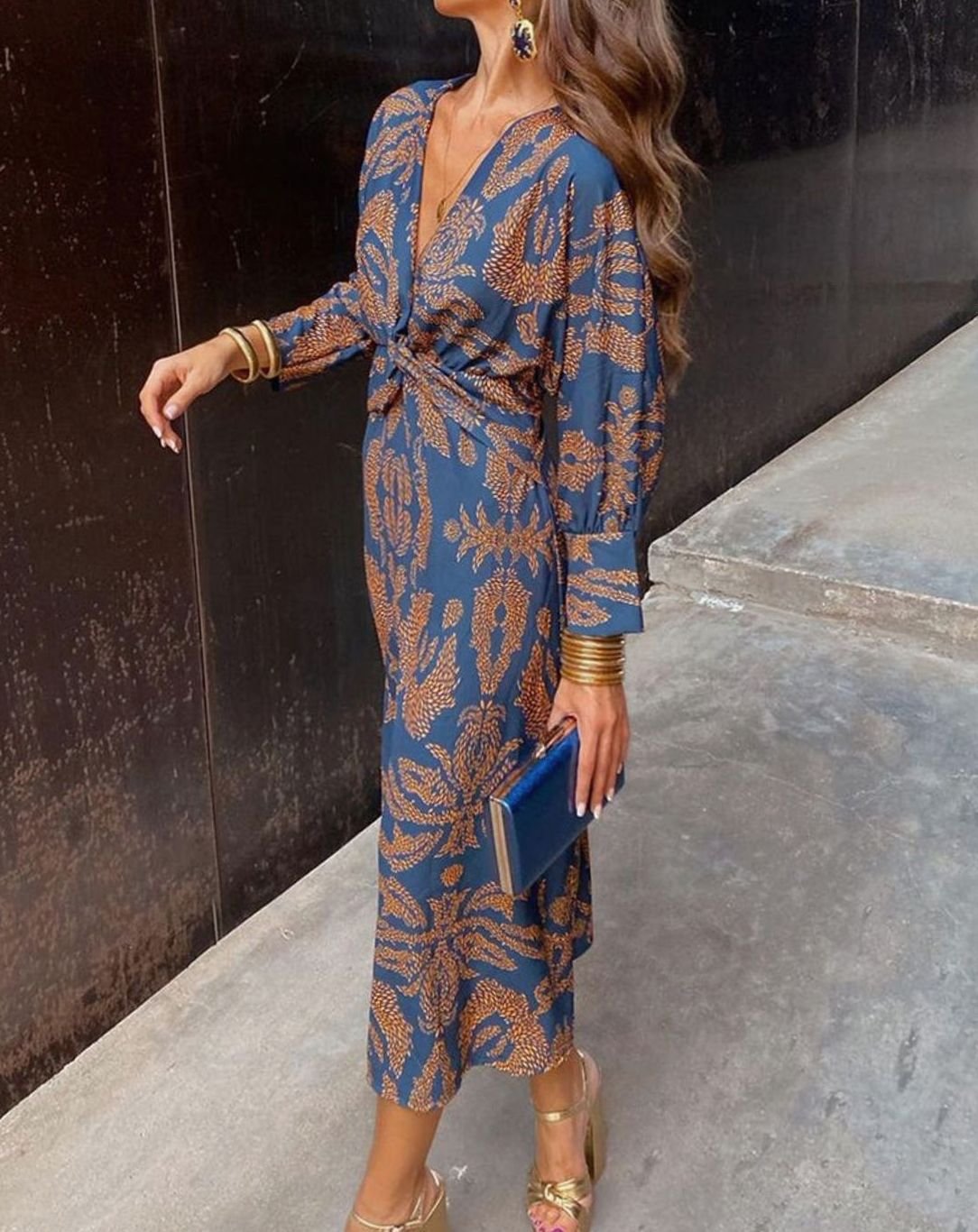 Vestido largo estampado con escote en V y nudo cruzado en la cintura