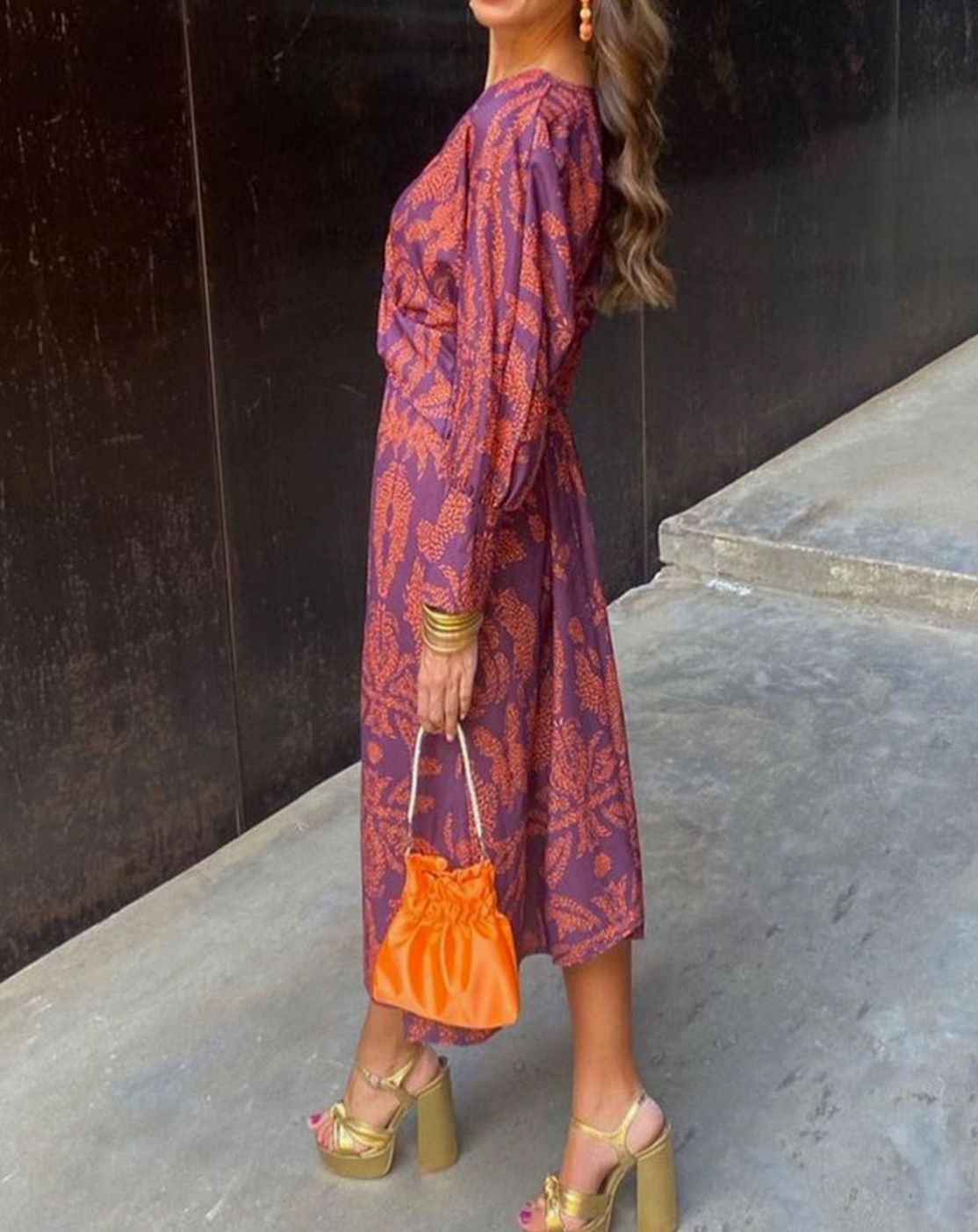 Mujer luciendo vestido largo de manga larga ideal para bodas y cócteles