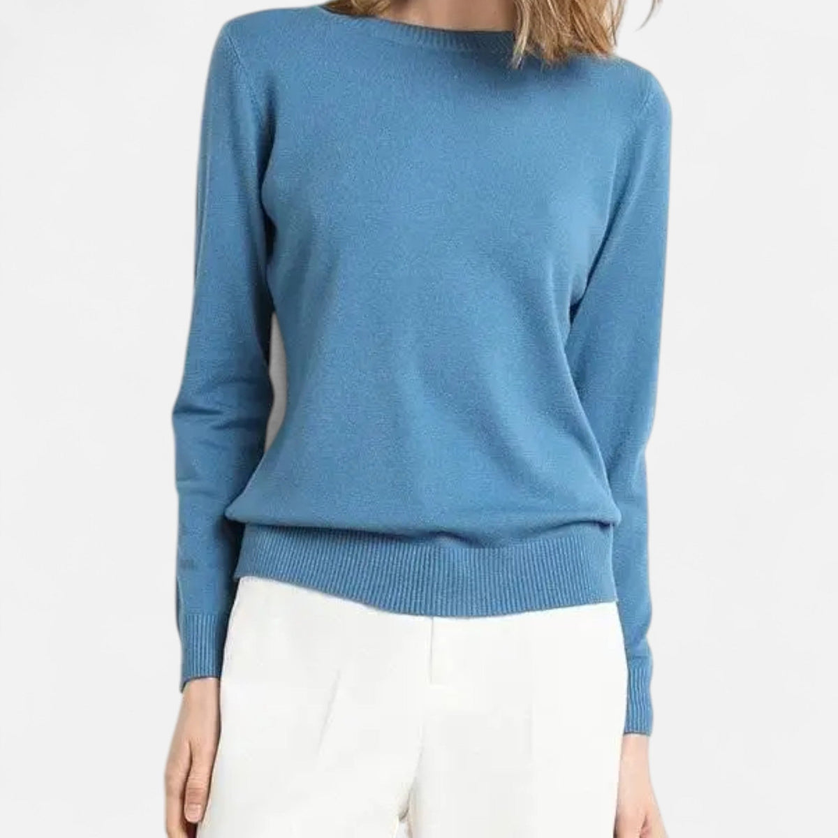 Modelo luciendo el jersey de punto LUMI de mujer
