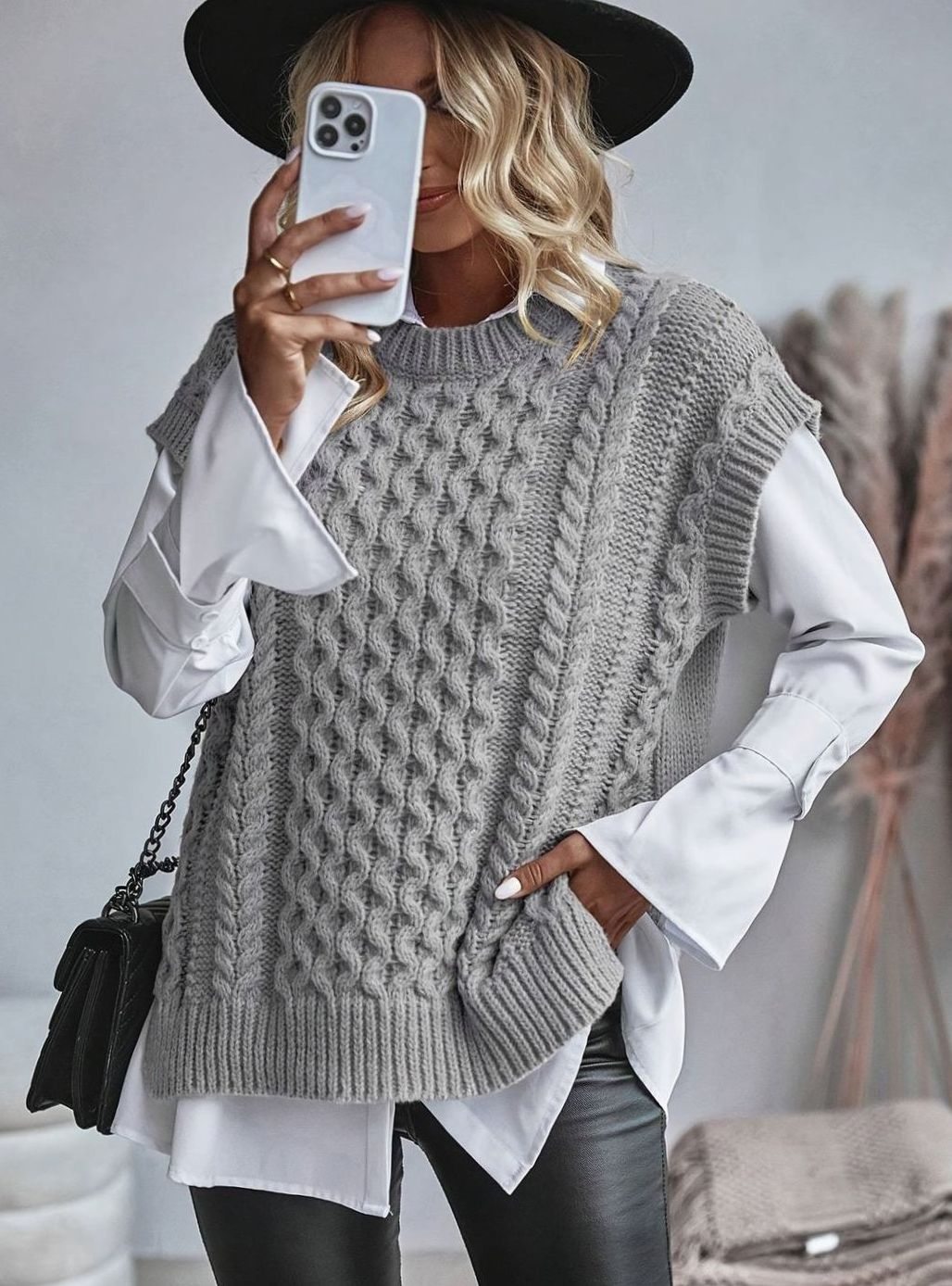 Chaleco de punto LUNA en look casual con vaqueros