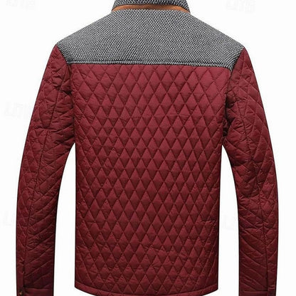 Modelo luciendo la chaqueta acolchada MADDOX en look casual