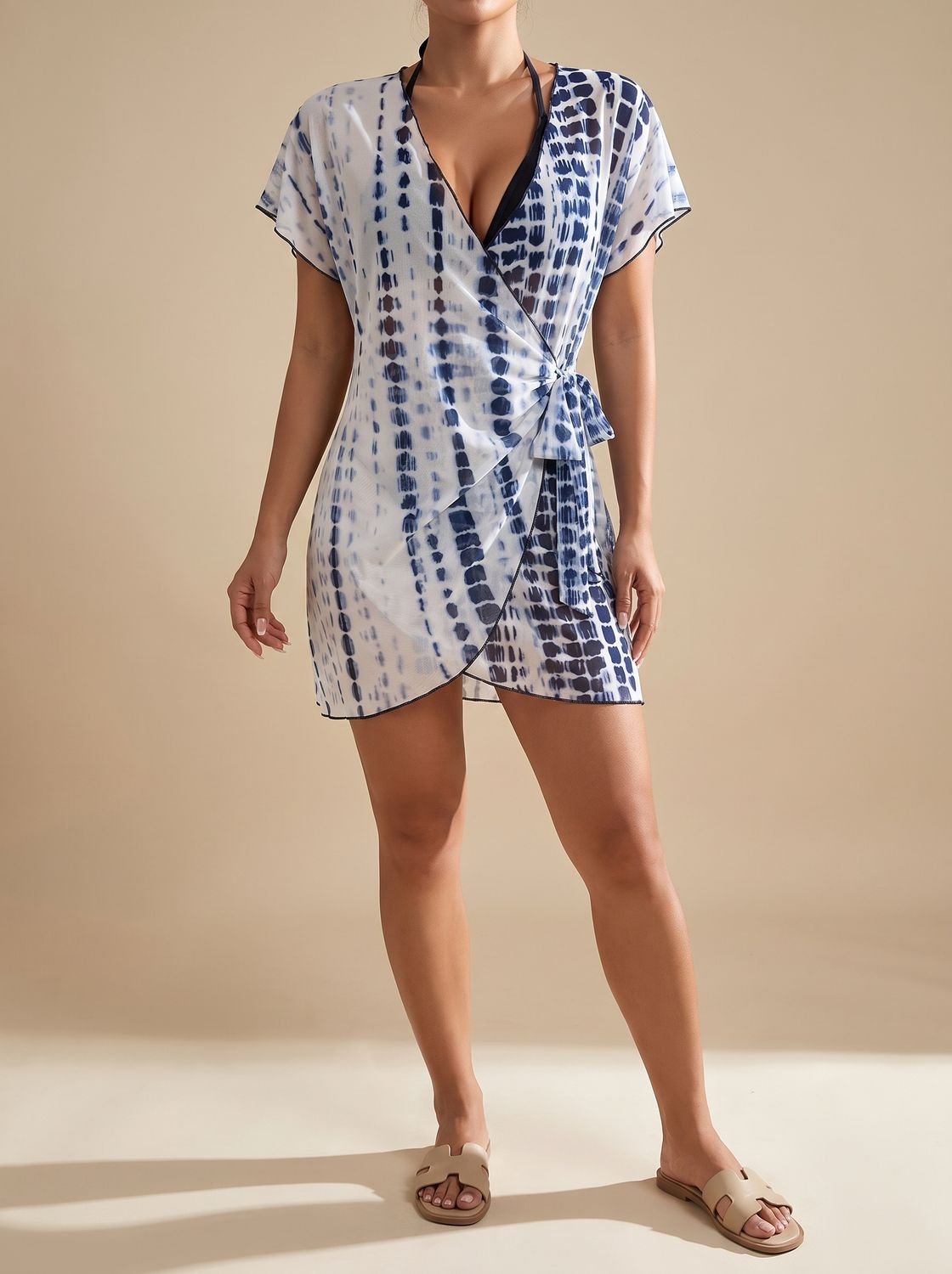 Pareo cruzado tie-dye MALIA en azul y blanco sobre bañador de mujer