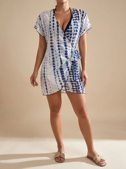 Pareo cruzado tie-dye MALIA en azul y blanco sobre bañador de mujer