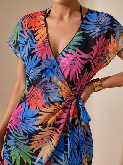 Modelo sentada en un chiringuito con el pareo tie-dye MALIA