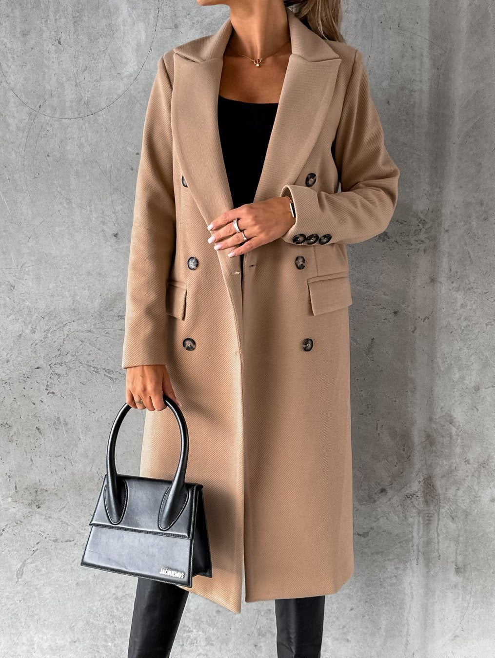 Abrigo casual de mujer combinado con look diario