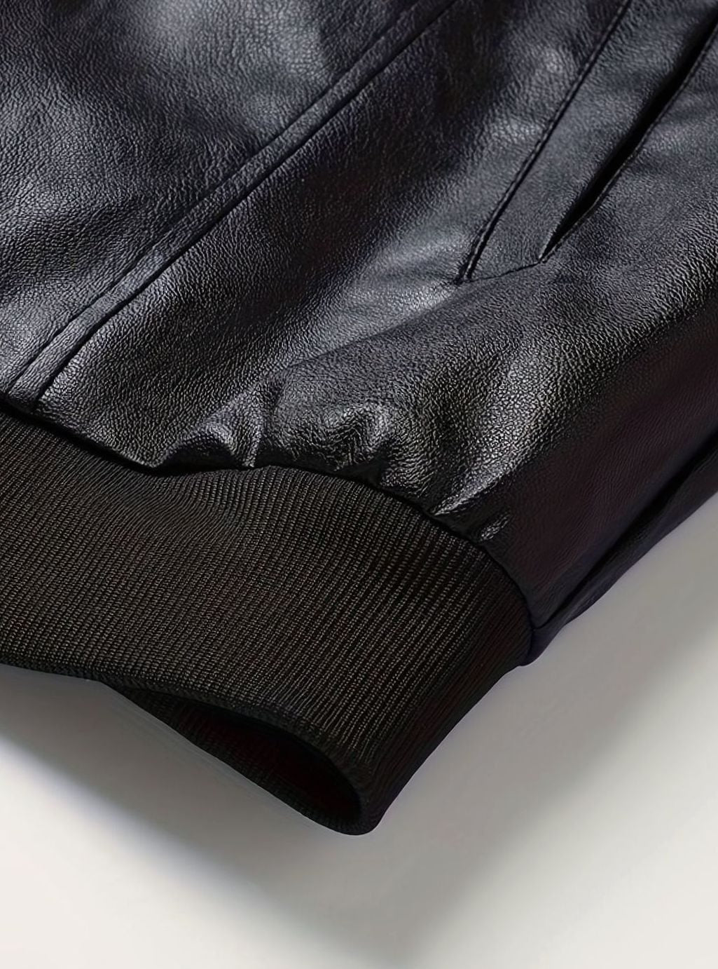 Cazadora bomber negra combinada con camiseta básica