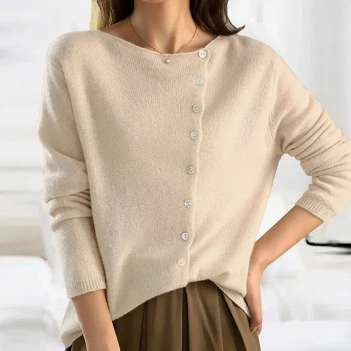Cárdigan de punto con cuello redondo combinado en look casual de mujer