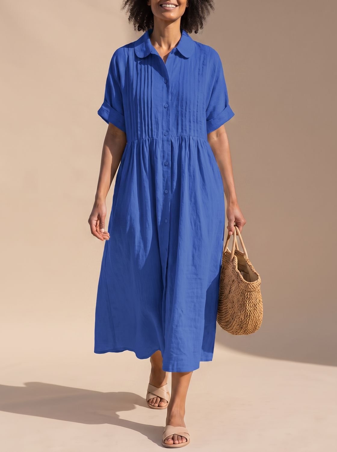 Mujer luciendo vestido camisero midi de algodón en tono claro