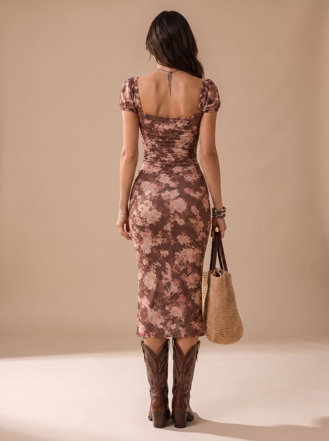 Detalle del escote corazón con lazada frontal del vestido midi floral