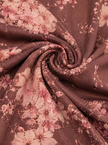 Abertura lateral del vestido boho midi con estampado floral marrón y rosa