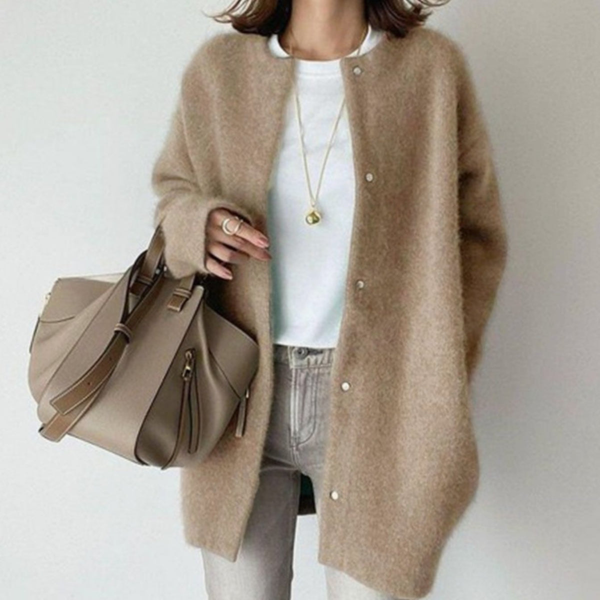 Mujer con cárdigan oversize de punto peludo MARLA en color neutro