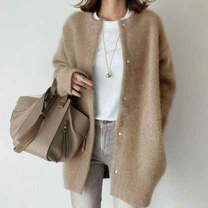 Mujer con cárdigan oversize de punto peludo MARLA en color neutro