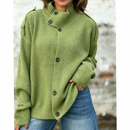 Detalle del cuello alto abotonado del cárdigan de punto para mujer