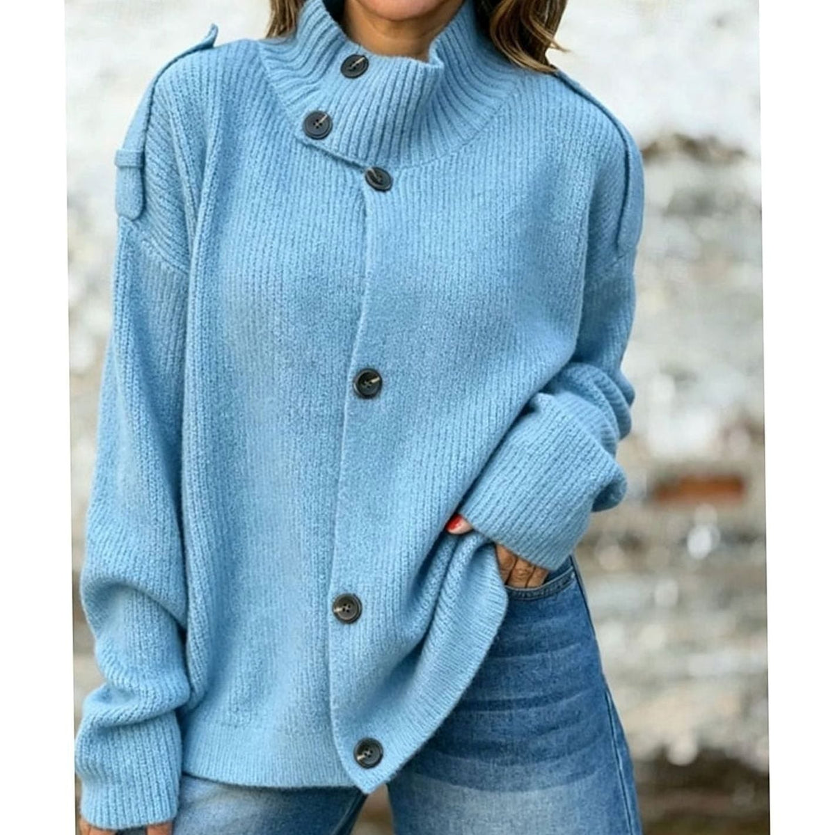 Mujer con cárdigan oversize de punto canalé en look casual