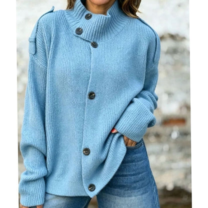 Mujer con cárdigan oversize de punto canalé en look casual