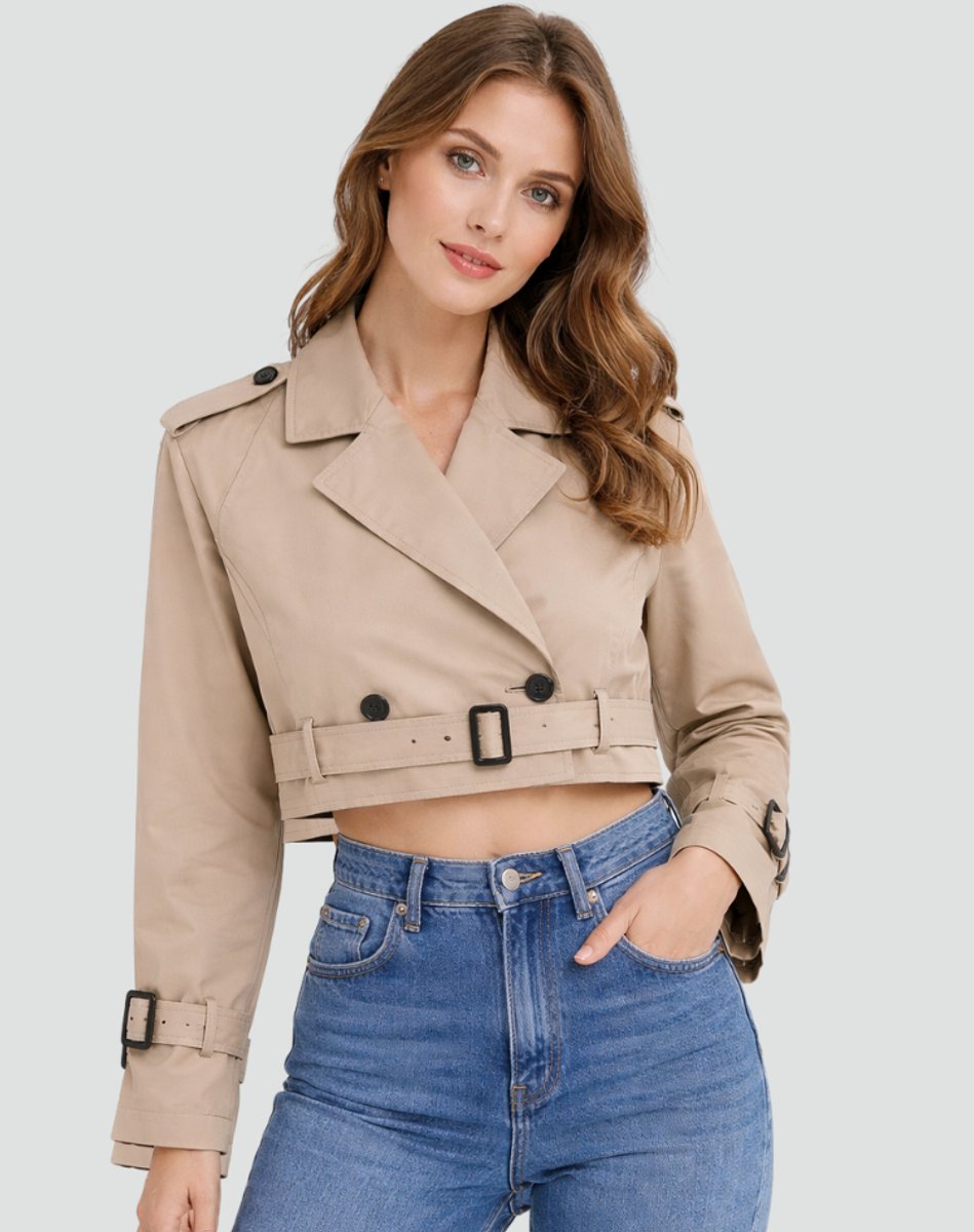 Trench corto en tono marrón combinado con look casual