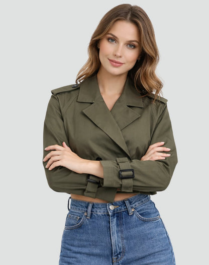 Mujer caminando con trench corto azul marino