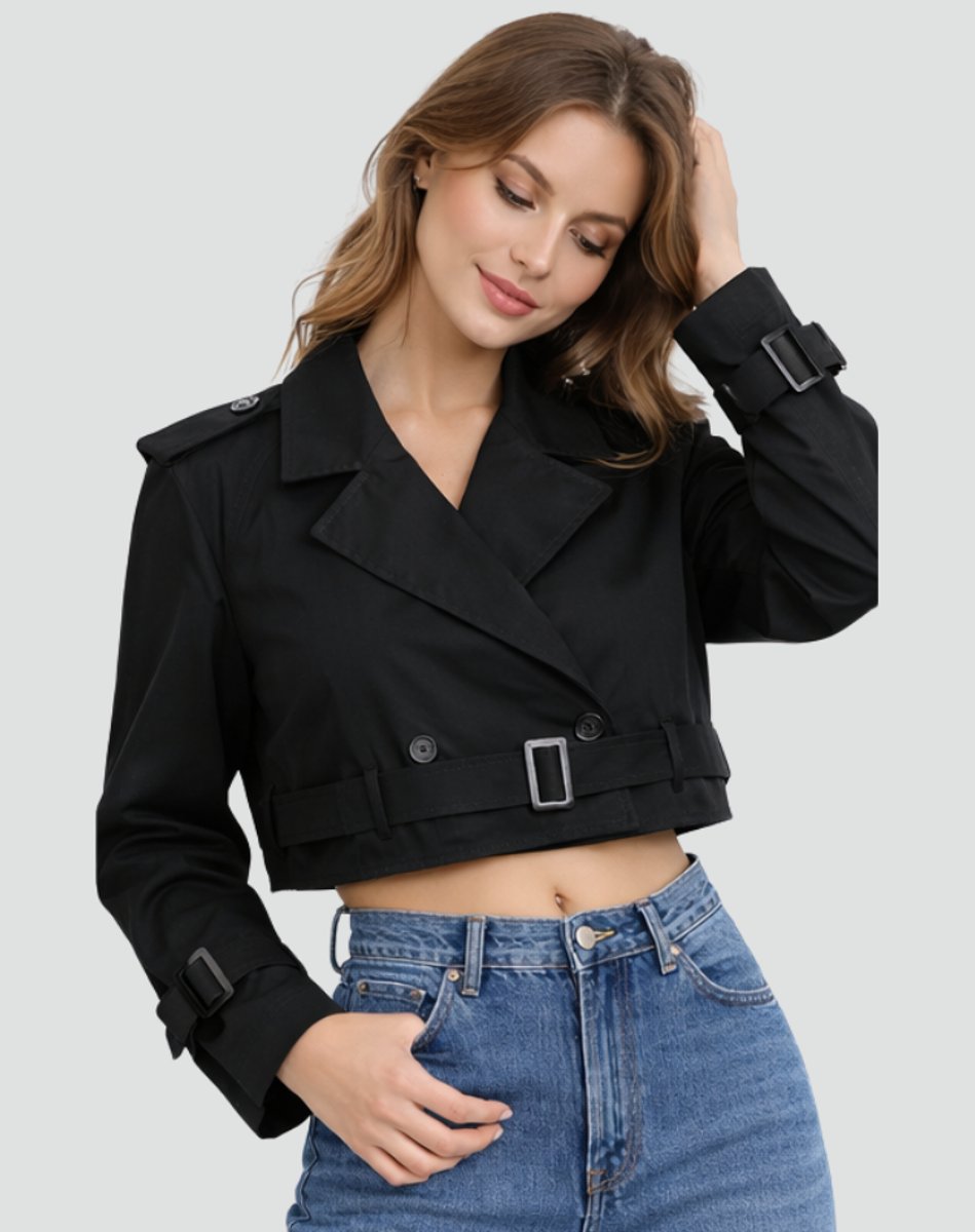 Mujer luciendo trench corto entallado con vaqueros