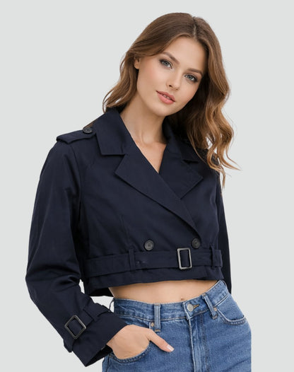 Trench corto combinado con vestido para un look elegante