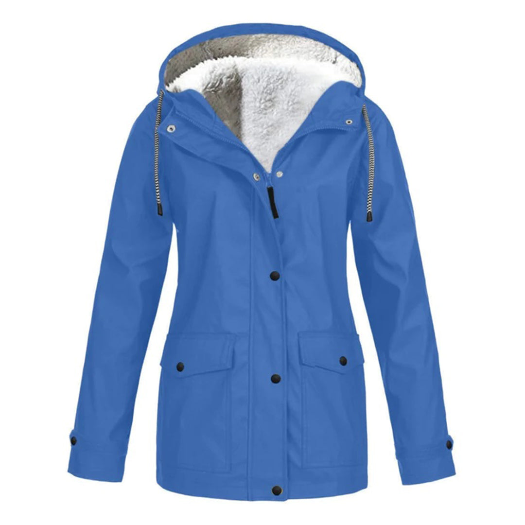 Mujer luciendo el abrigo impermeable MERILANNE en la ciudad