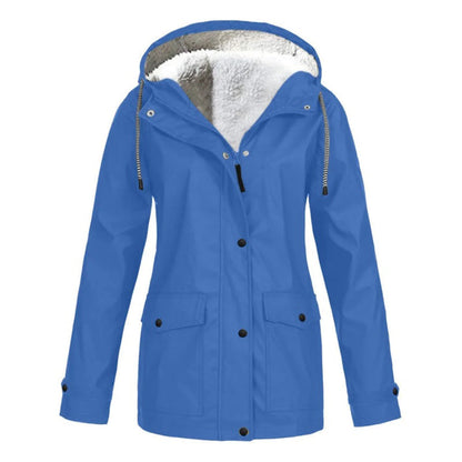 Mujer luciendo el abrigo impermeable MERILANNE en la ciudad