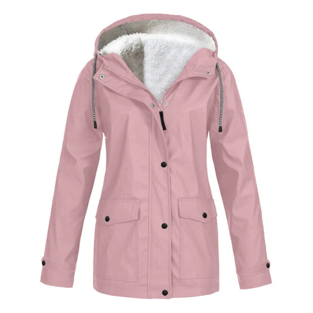 Mujer con abrigo impermeable MERILANNE en color clásico caminando bajo la lluvia