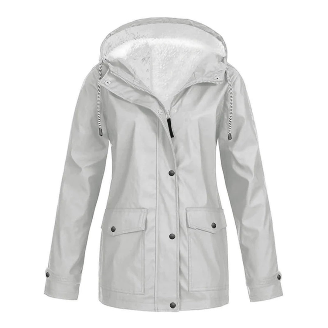 Abrigo MERILANNE combinado con look casual de mujer