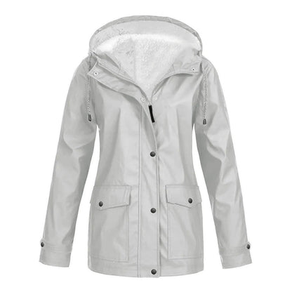 Abrigo MERILANNE combinado con look casual de mujer